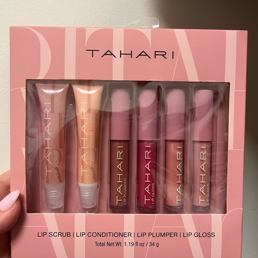 Tahari Lip Gloss Set Scrub, Conditioner and Gloss NWT